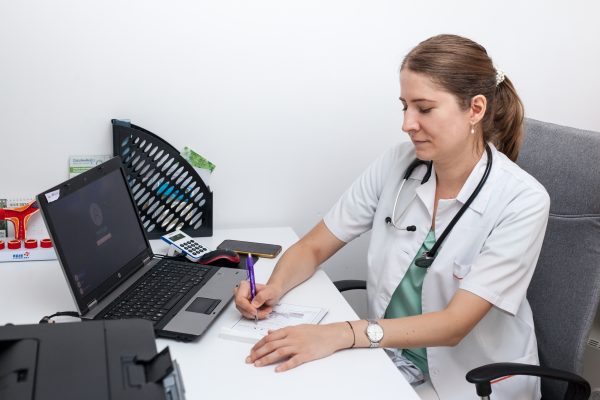 dr.cret livia - nefrolog